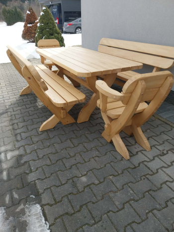 Zestaw mebli ogrodowych drewnianych stół 2 ławy 2 fotele